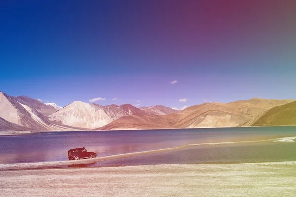 Coche de conducción cerca del río — Foto de Stock