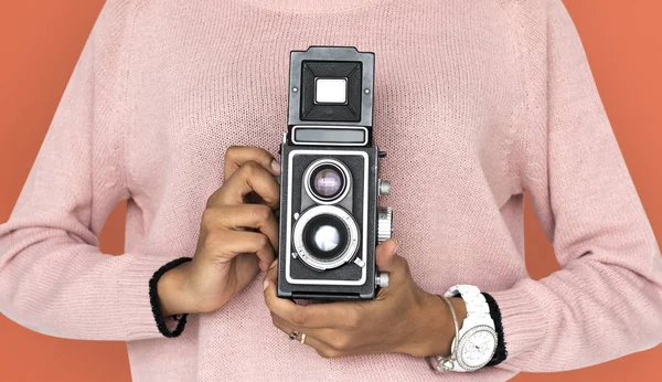 Mädchen mit Retro-Kamera — Stockfoto