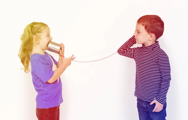 Niños pequeños usando el teléfono de cuerda —  Fotos de Stock