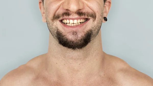 Mladý dospělý muž s úsměvem — Stock fotografie