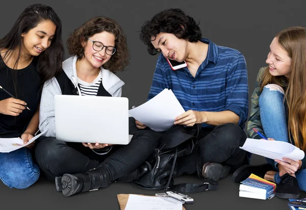 Students Using Laptop — Stock Photo, Image