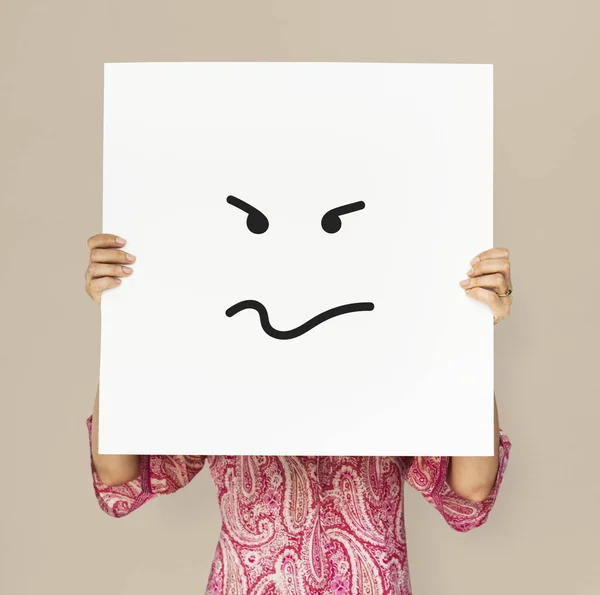 Persona cubriendo la cara con pancarta blanca —  Fotos de Stock