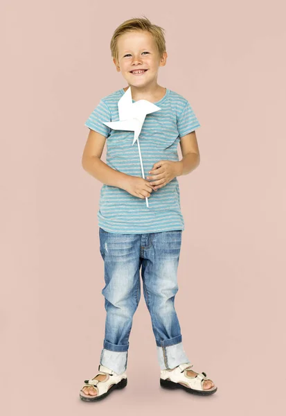 Menino com moinho de vento de brinquedo — Fotografia de Stock