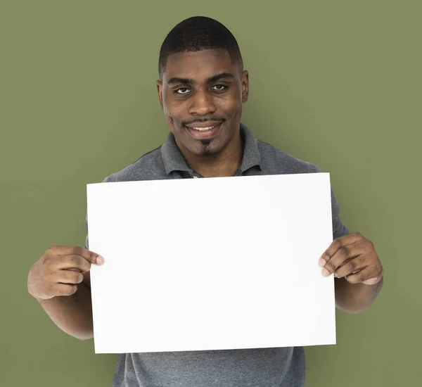 Homem segurando cartaz em branco — Fotografia de Stock