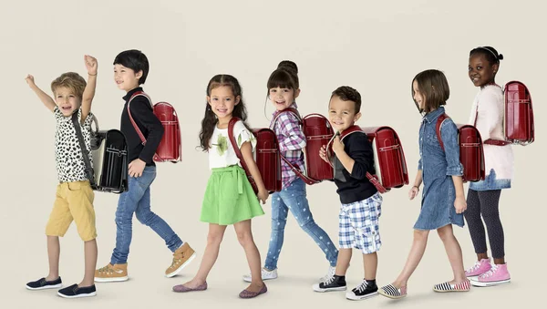 Kinderen lopen met rugzakken — Stockfoto