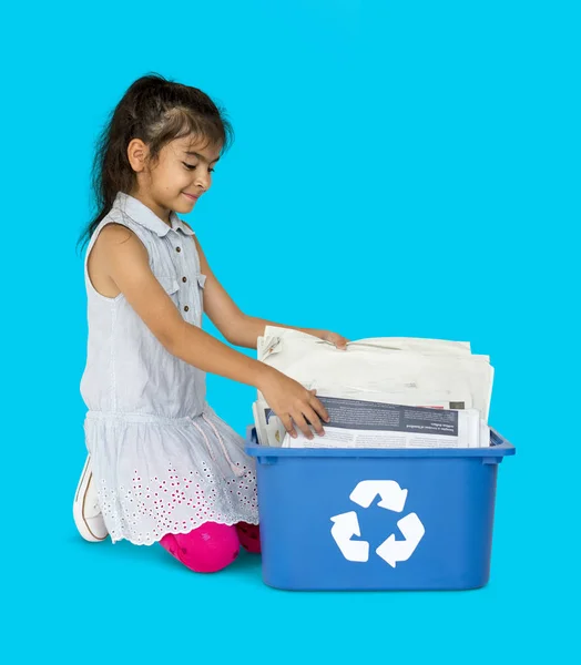 Menina com embalagens recicladas — Fotografia de Stock