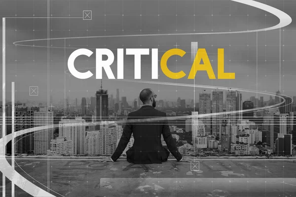 Çatı katında oturan işadamı 