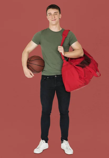 Hombre sosteniendo baloncesto — Foto de Stock