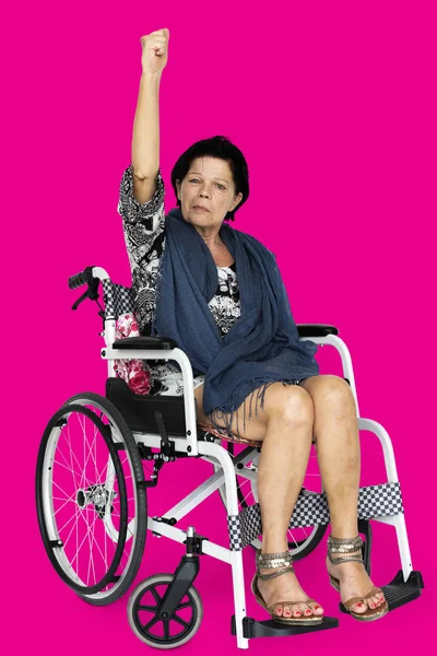 휠체어를 타고 있는 장애 여성 — 스톡 사진