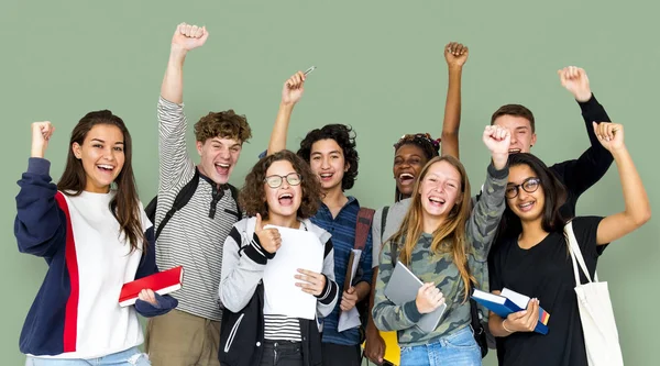 stüdyoda ayakta öğrenciler gülümseyen 