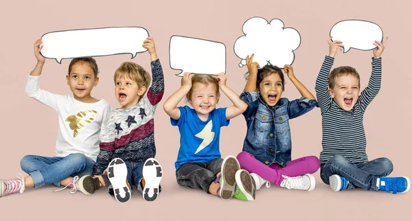 Niños sosteniendo nubes del habla —  Fotos de Stock