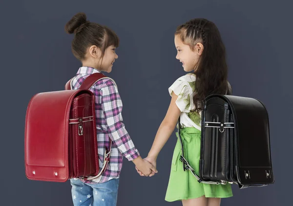 Duas meninas da escola com mochilas — Fotografia de Stock