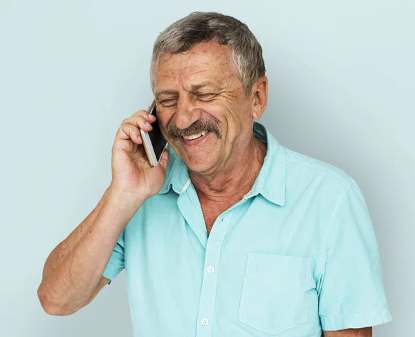 휴대 전화로 통화하는 남자 — 스톡 사진