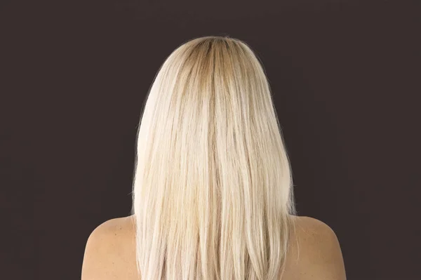 Femme blonde aux cheveux longs — Photo