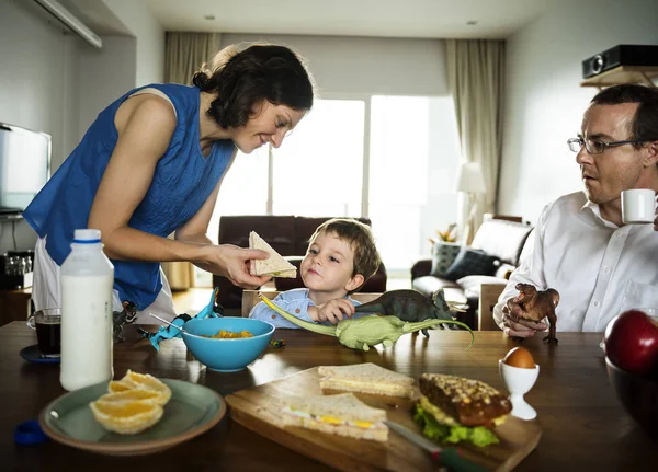 Familie isst gesundes Frühstück — Stockfoto