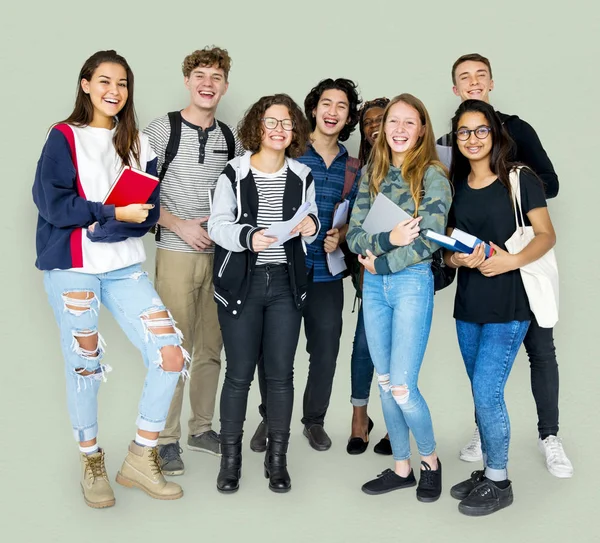 Leende studenter står i studion — Stockfoto