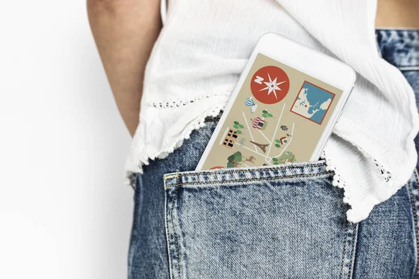 Smartphone στην τσέπη του τζιν γυναικών — Φωτογραφία Αρχείου