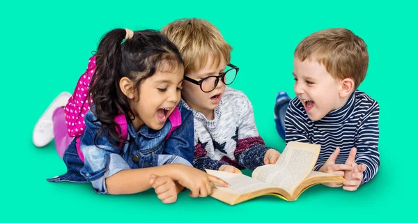 Mijn lieve kinderen met boek — Stockfoto