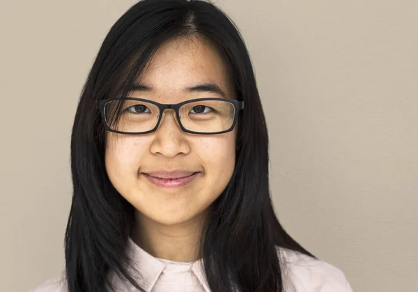 Sourire asiatique fille en lunettes — Photo