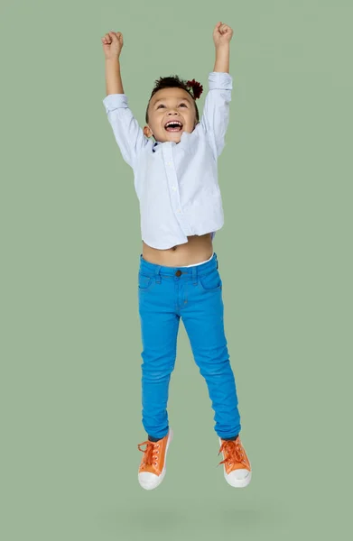 Hoppande liten pojke — Stockfoto