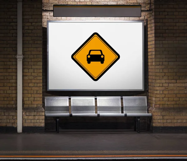 Arrêt de bus avec sièges et panneau publicitaire — Photo