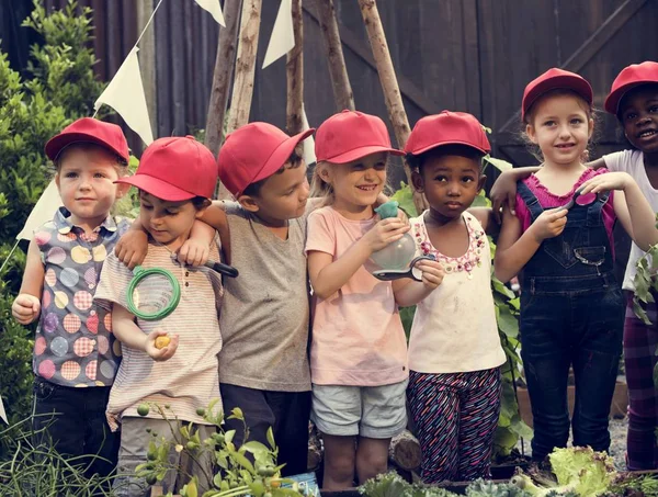 Petits étudiants apprenant la botanique — Photo