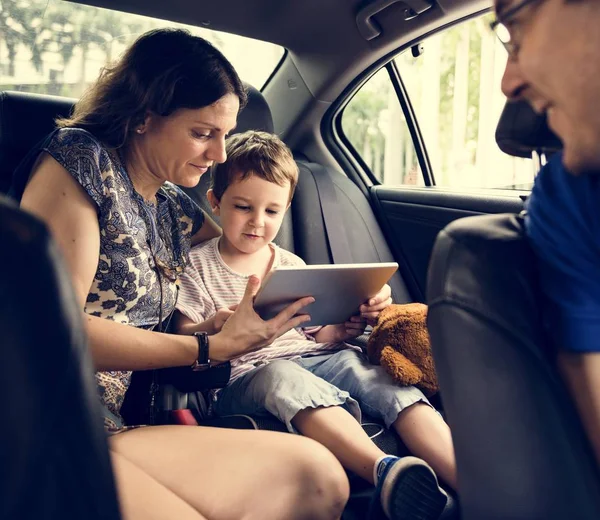 Parents with little son in car — Stock Photo, Image