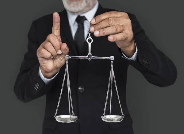 Empresário segurando balança equilibrada de justiça — Fotografia de Stock