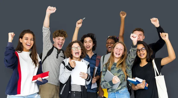 stüdyoda ayakta öğrenciler gülümseyen 