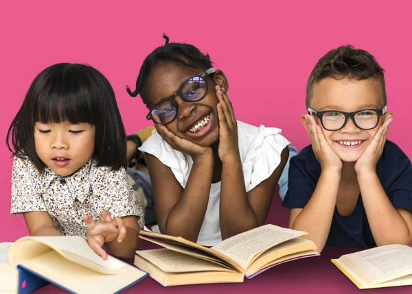 Raza mixta niños lectura libros —  Fotos de Stock