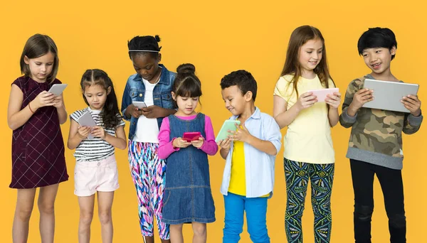 Niños usando teléfonos inteligentes — Foto de Stock