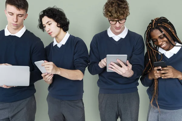 Estudantes que utilizam dispositivos digitais — Fotografia de Stock