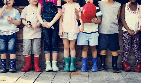 Lastik çizmeler içinde duran çocuklar — Stok fotoğraf