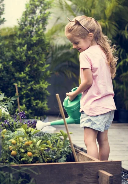 Criança em um jardim experimentando a natureza — Fotografia de Stock
