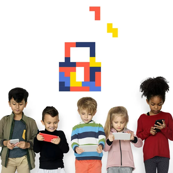 Dzieci za pomocą smartfonów — Zdjęcie stockowe