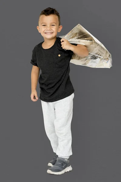 男孩与袋纸垃圾 — 图库照片