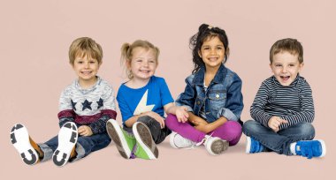 Küçük çocuklar birlikte oturan