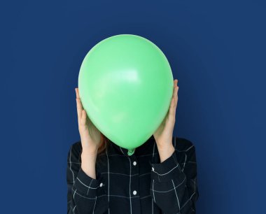 kadın tutarak balon