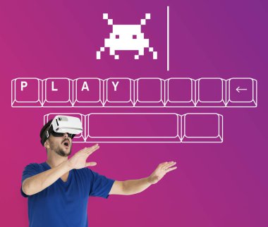 Adam visualiaing gerçeklik Gadget'ı kullanma 