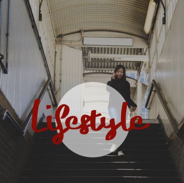 Akıllı Telefonla Konuşan Kadın