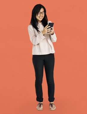 Asyalı kadın Smartphone kullanarak gülümseyen