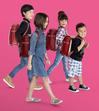 sırt çantaları ile yürüme çocuklar