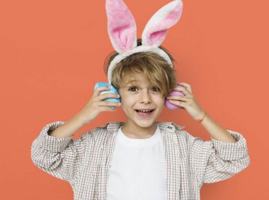 sarışın çocuk bunny kulaklar giyiyor