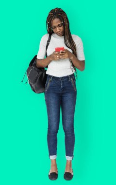 Akıllı telefon kullanan kadın