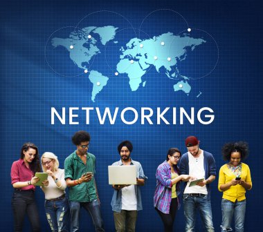 Dijital aygıtlar kullanan insanlar