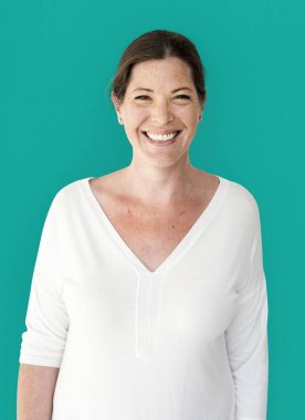 Olgun kadın stüdyoda poz