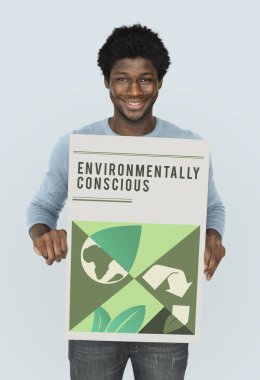 Afrika adam grafik afiş tutarak 