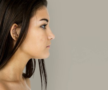 Kadın stüdyoda üstsüz