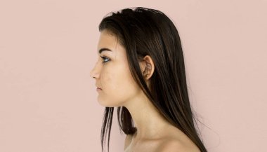 beyaz kadın gömleksiz