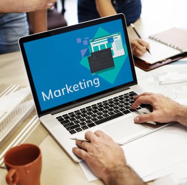 insan eli masada dizüstü bilgisayar kullanarak